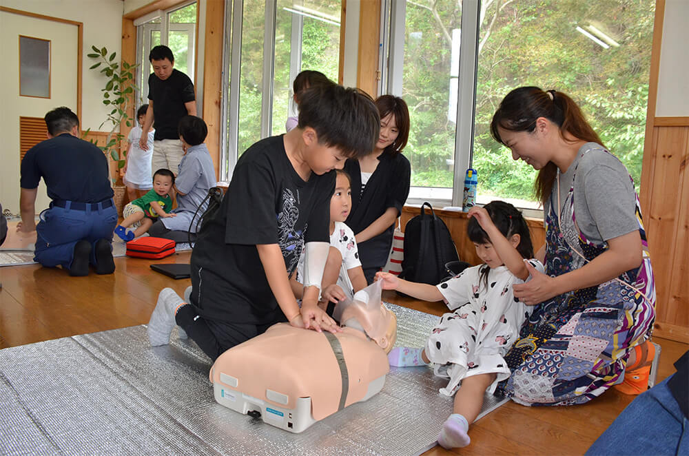 心肺蘇生法に取り組む参加者（八峰町八森で）