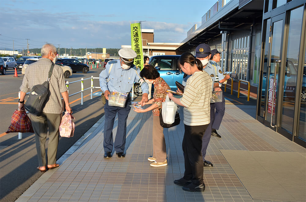 買い物客らに安全運転を呼び掛ける参加者（能代市鰄渕で）