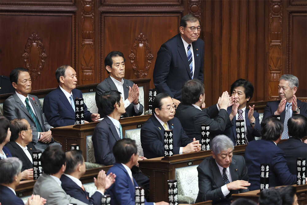 衆院本会議で内閣総理大臣に指名され、拍手に応える自民党の石破茂総裁（１日午後・国会内）＝時事