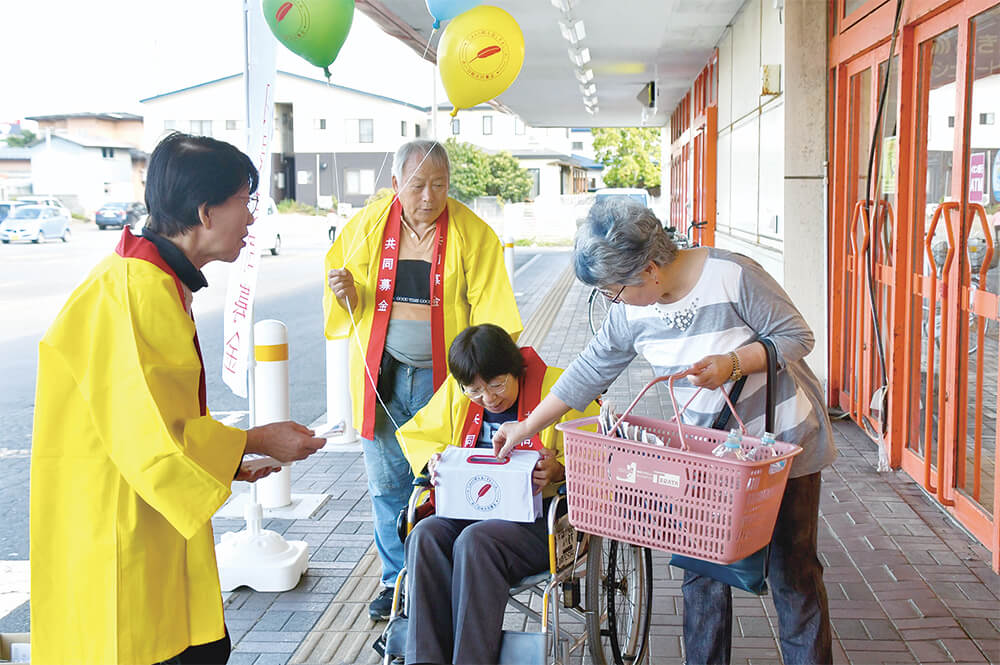 赤い羽根共同募金運動がスタートし、街頭で協力を呼び掛けた（能代市内）