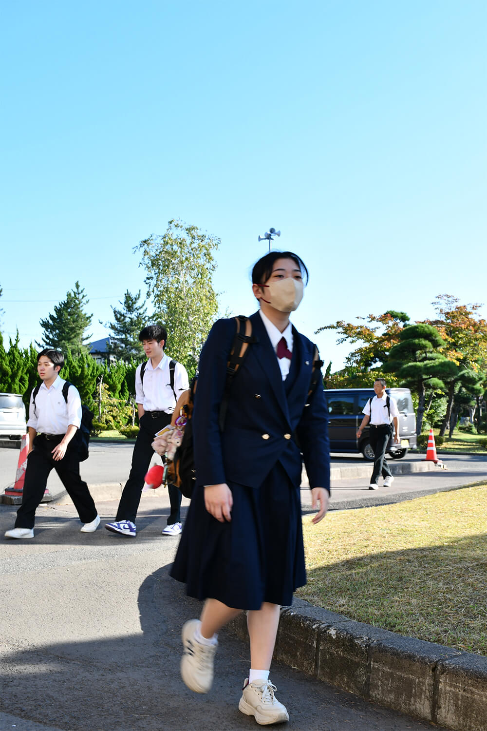 衣替えの時期を迎え、ブレザー姿で登校する高校生も見られた（能代高で）