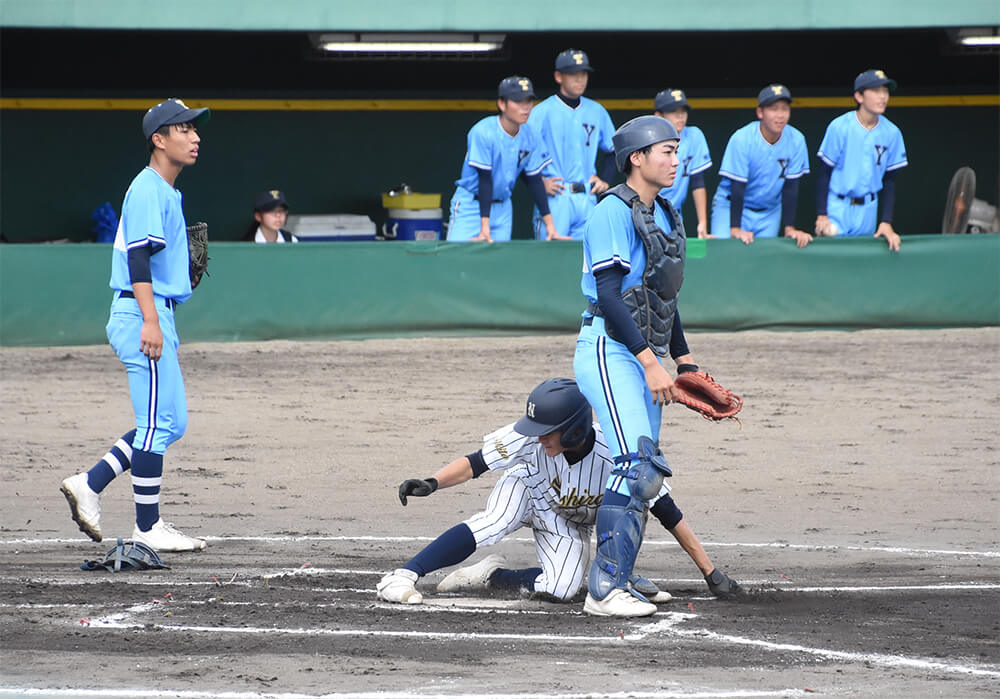 【能代─横浜商】能代は２回、１死一、三塁から一走が挟まれる間に袴田が生還して先制