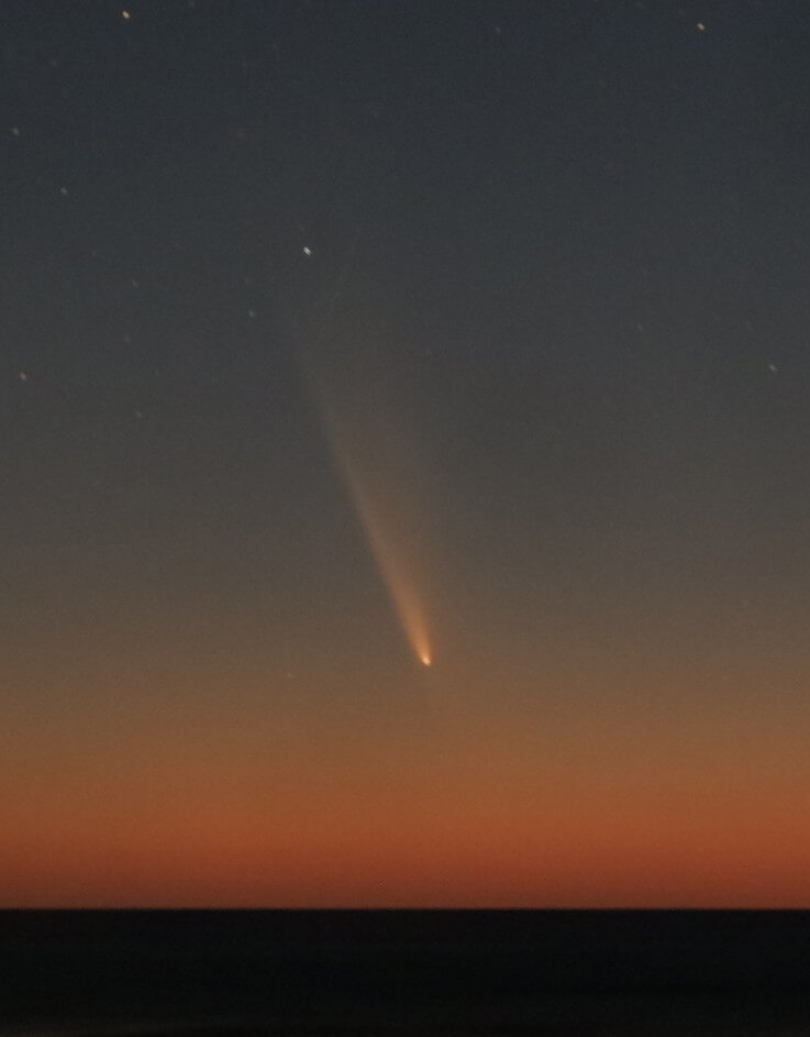 能代山本でも観測できた紫金山・アトラス彗星（13日、加賀谷さん撮影）