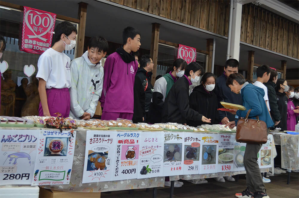 藤里町の特産品を売り込んだ生徒たち（道の駅ふたついで）