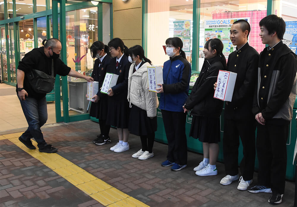 能登半島豪雨災害の被災者を支援しようと、能代高の生徒が募金活動を展開（能代市寺向で）