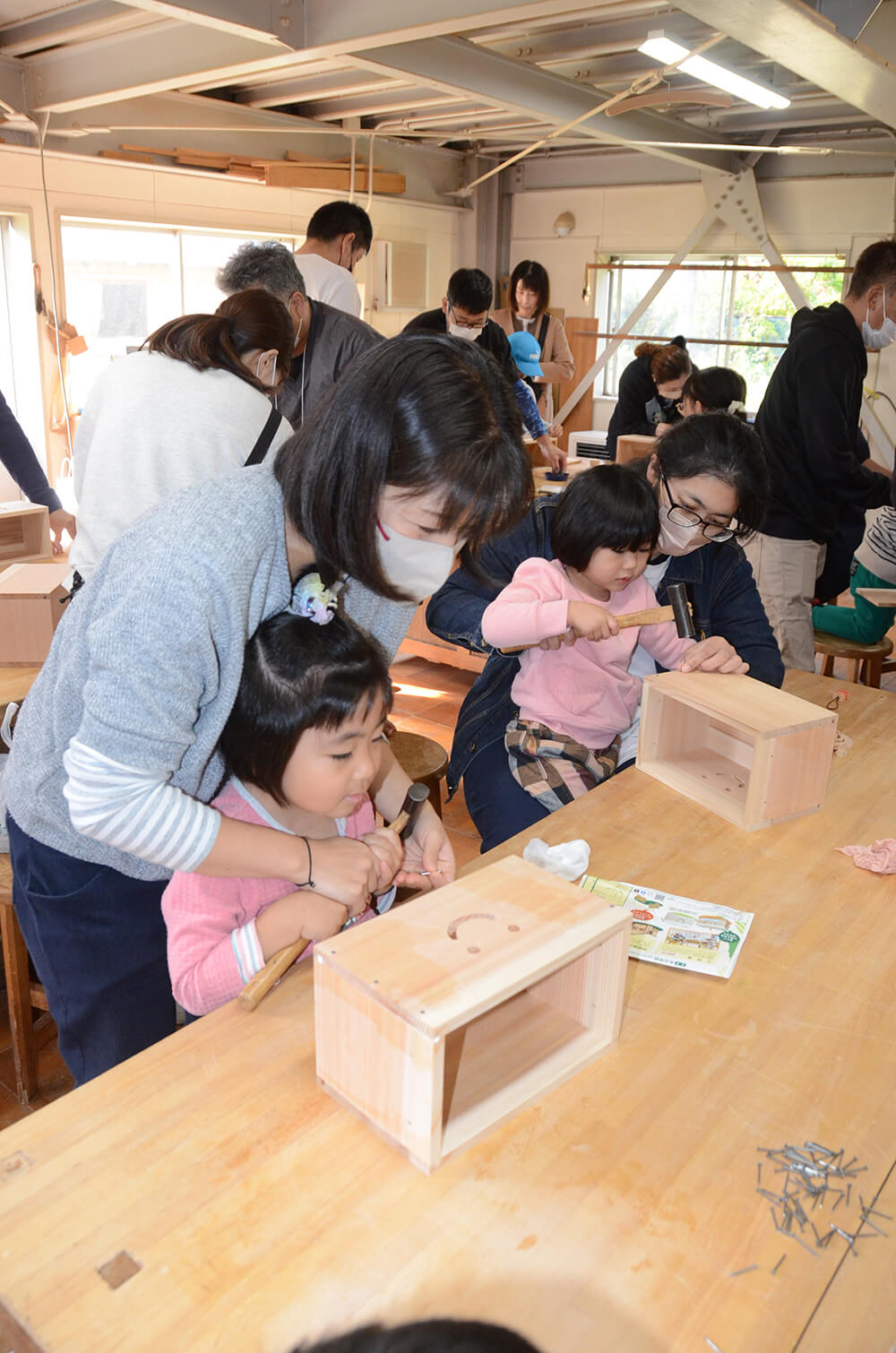 家族で協力して小物入れ作りに挑戦（能代市の木の学校で）