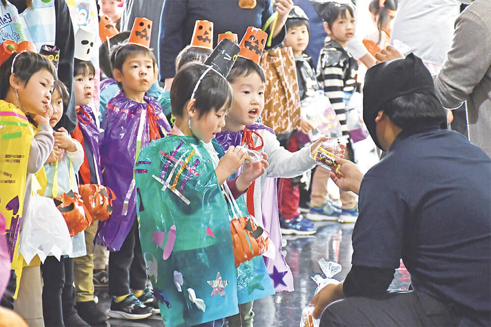 かわいらしい仮装で練り歩き、訪問先で菓子をもらう園児たち（能代市上町のサンピノで）