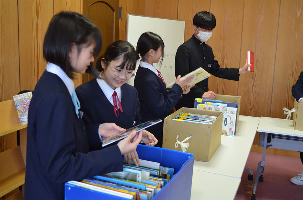 多彩なジャンルの中から本を選ぶ生徒たち