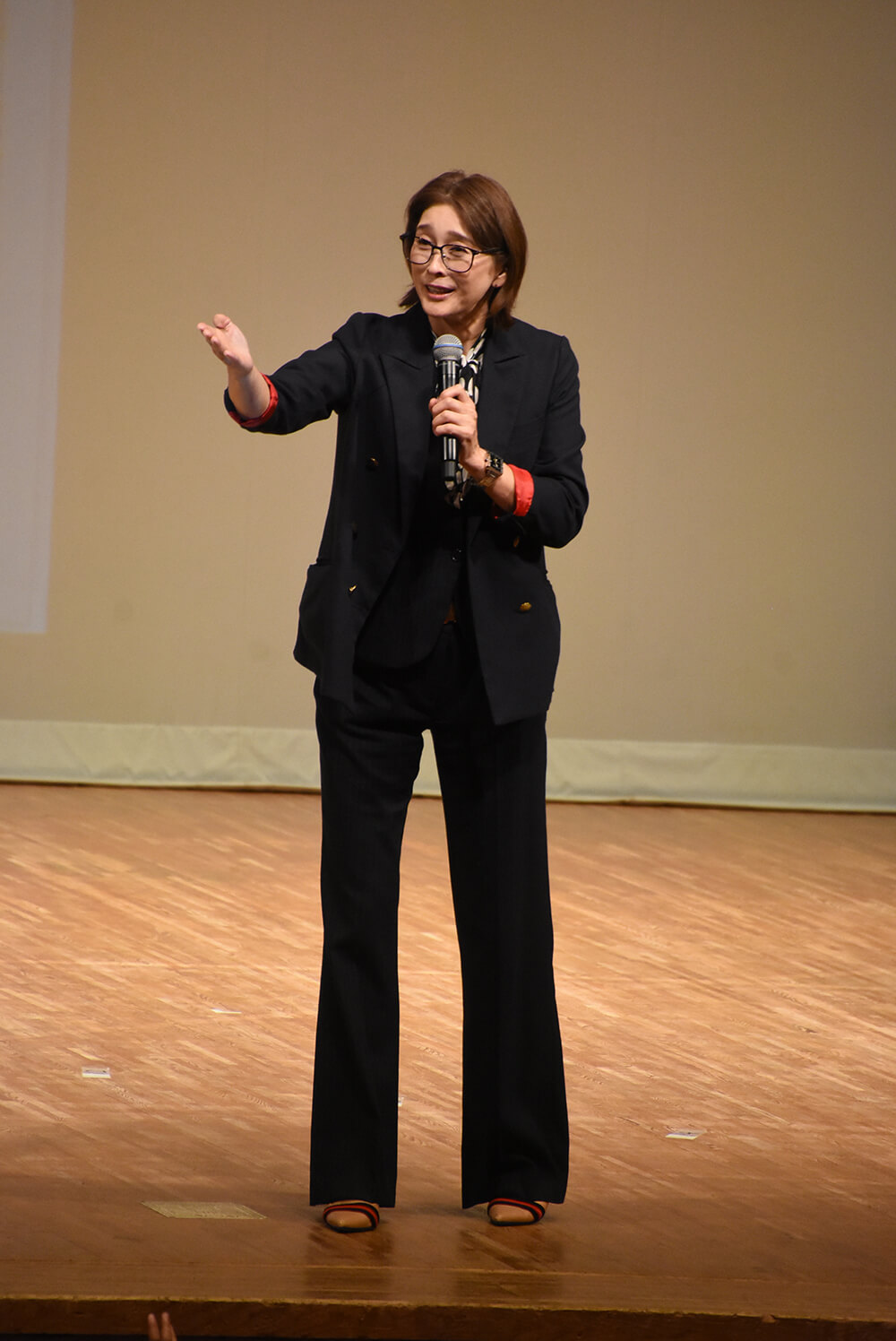 怒らない指導の大切さを説いた益子さん（能代市文化会館大ホールで）