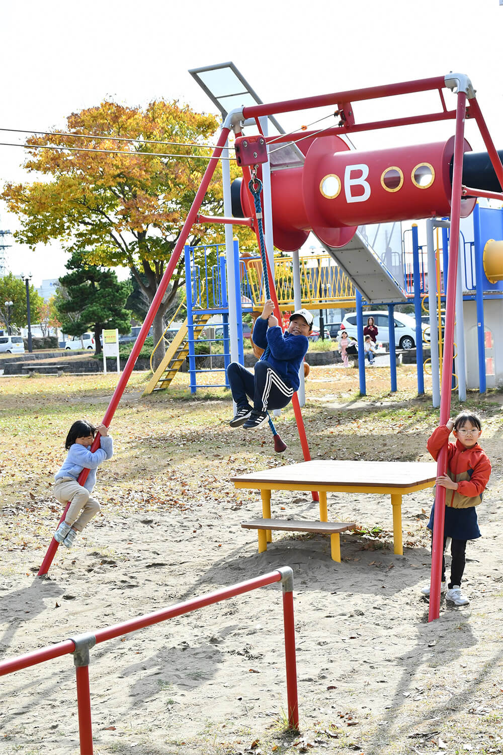 ３連休最終日は気温が上がり、屋外で遊ぶ親子の姿が目立った（能代市川反町の河畔公園で）