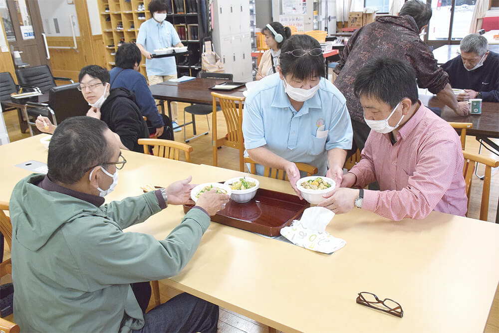 「麺の日」にちなみ、熱々のきりたんぽ鍋やうどんが振る舞われた