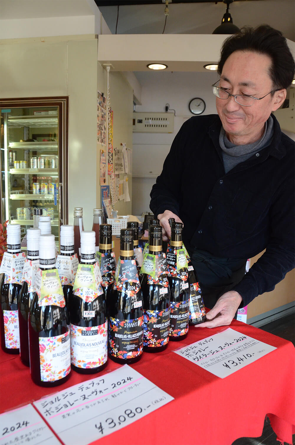 今年のボージョレ・ヌーボーが店頭に並んだ（能代市畠町のランマン屋酒店で）