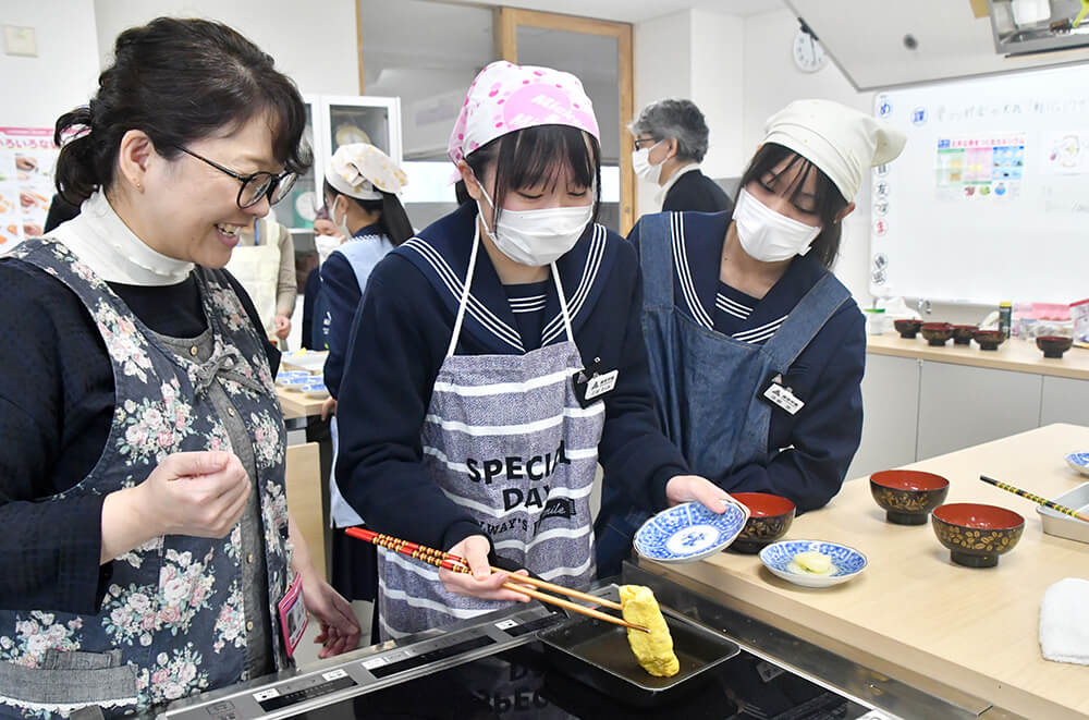 生徒たちがカルシウムが含まれた食材を使って調理実習にも取り組んだ骨の健康教室（藤里学園で）