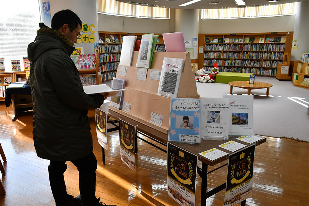 児童生徒の努力が詰まった作品を展示（能代図書館で）