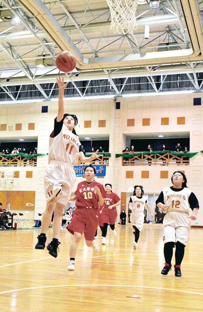 ５大会連続５回目の優勝を飾った能代支援学校の女子（アリナスで）