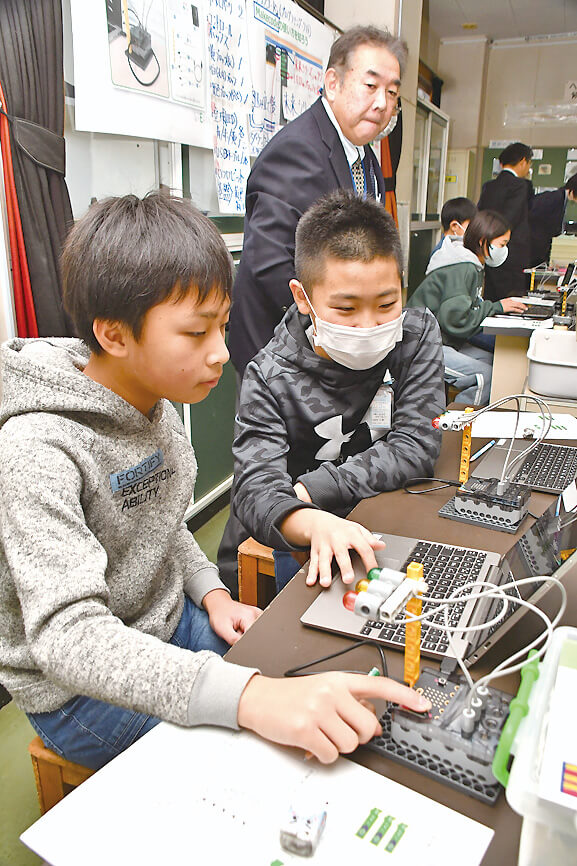 三種町の小学校でＳＴＥＡＭ教育の出前授業（琴丘小で）