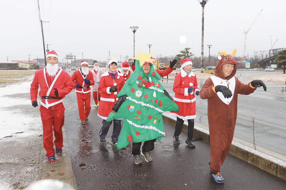 クリスマスの衣装で走る愛好者たち（八峰町の道の駅みねはま付近で）