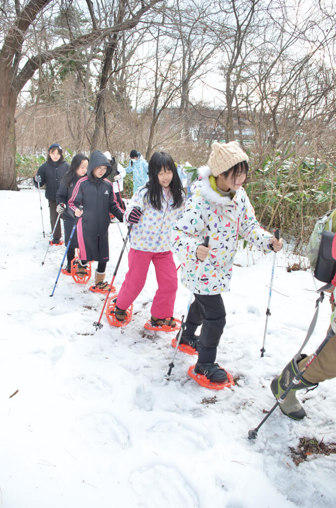 御所の台の里山の散策を楽しむ子どもたち（八峰町八森で）