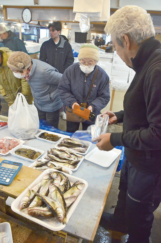 記録的不漁の季節ハタハタを販売（八峰町八森で）