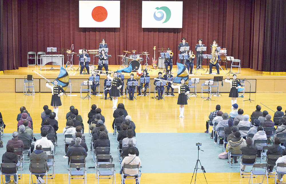 幅広いジャンルの楽曲が迫力いっぱいに披露された「交通安全合同演奏会」（能代市二ツ井町総合体育館で）