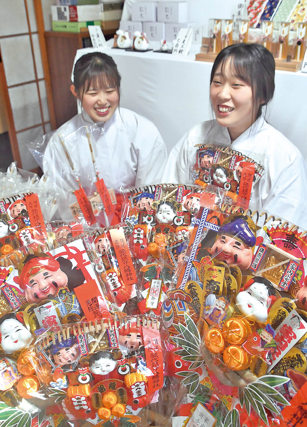 初詣に向け、能代山本の各神社では縁起物の準備が大詰め（能代市柳町の八幡神社で）