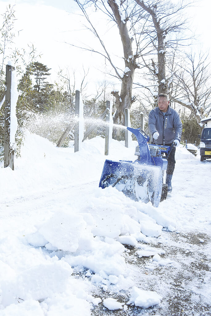 能代山本では雪かきに追われる住民たちが目立った（能代市機織轌ノ目で）