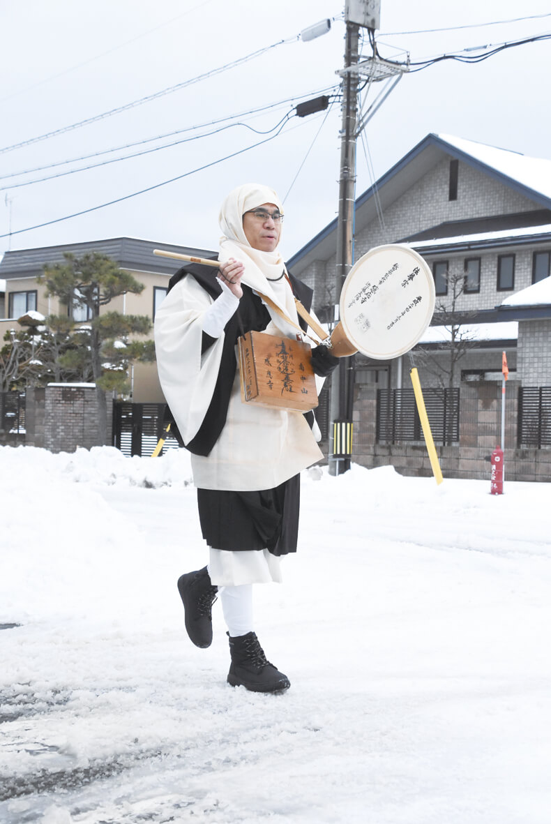 僧侶が地域の平穏を祈りながら寒修行を実施（能代市景林町で）