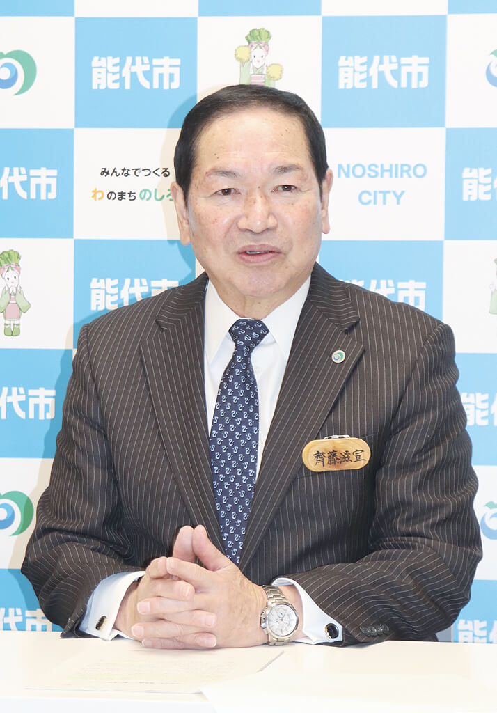 記者会見する斉藤市長