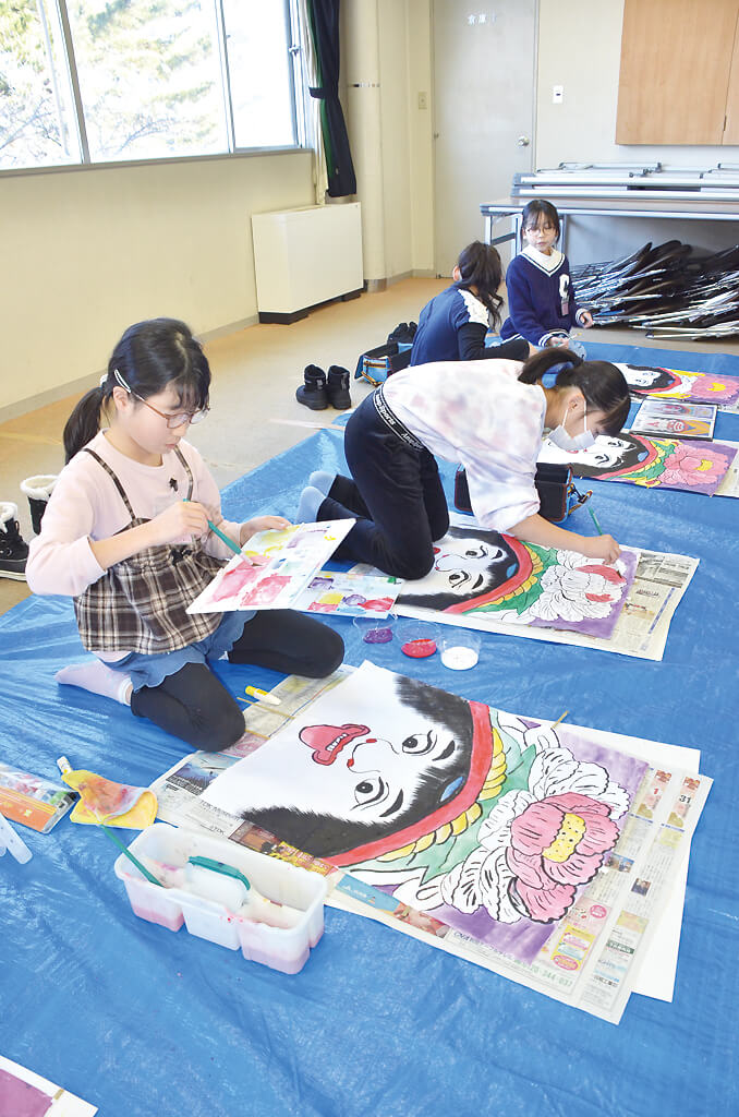 伝統の能代凧作りに挑戦する子どもたち（能代市中央公民館で）