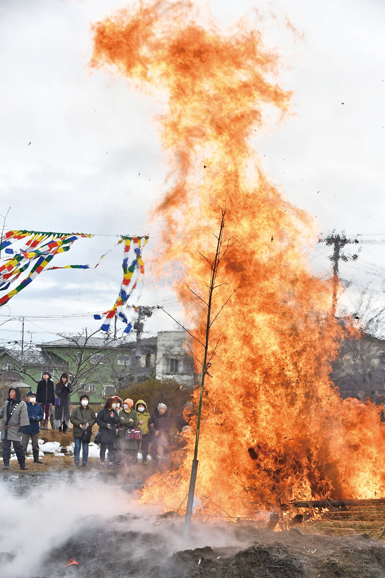 天筆がはためく中、住民が今年１年の平穏を願った浜田の大どんど焼き（三種町浜田で）