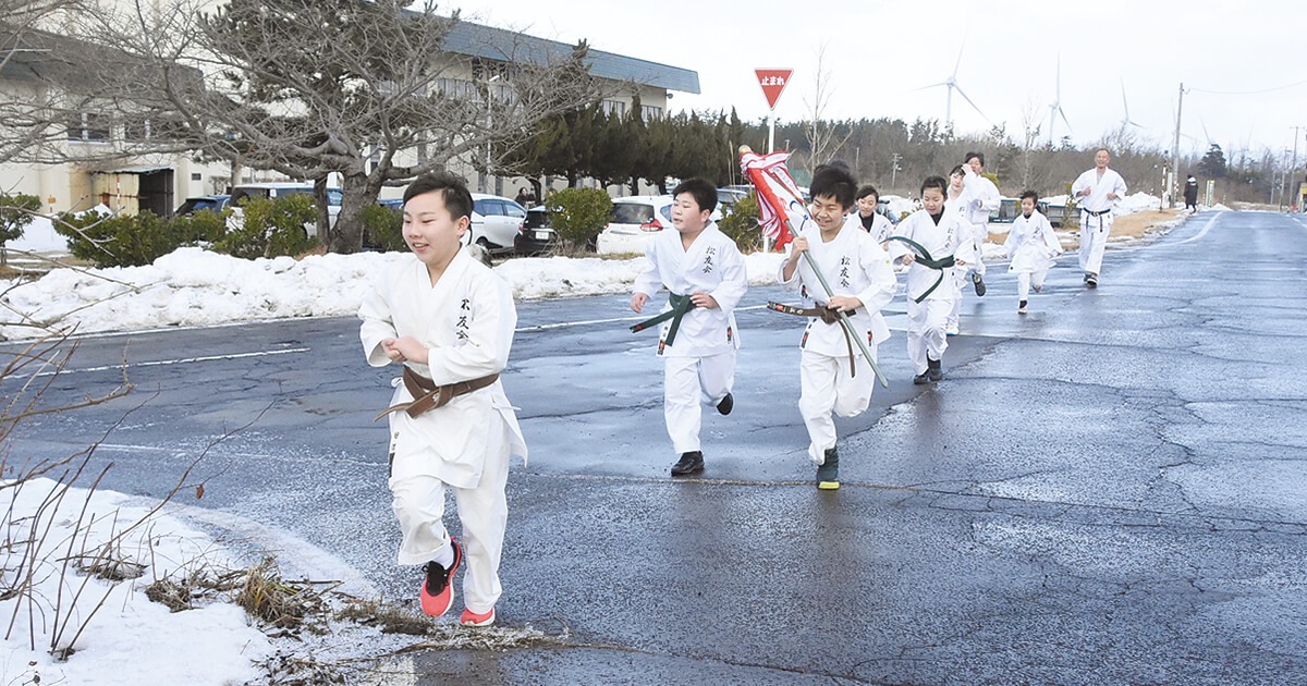 寒中ランニングに取り組んだ空手道松友会スポーツ少年団の初稽古（能代市落合で）