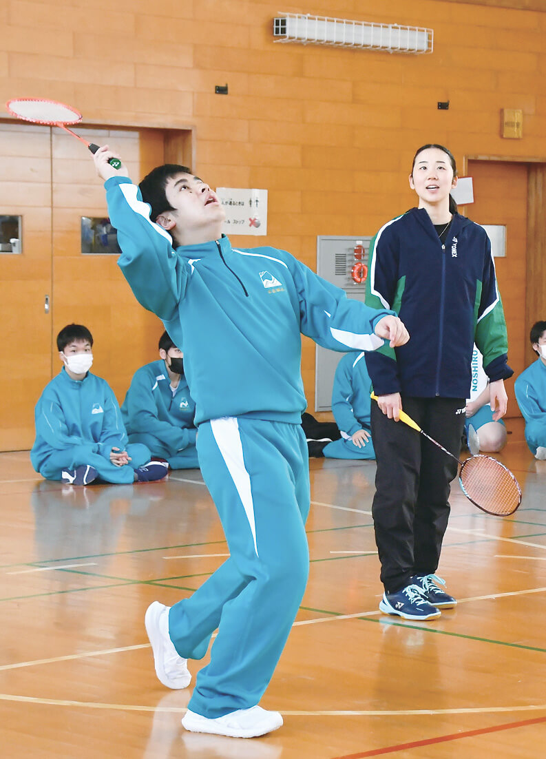 永原選手（右）ら北都銀行の選手と一緒にバドミントンを楽しんだ（能代支援学校で）