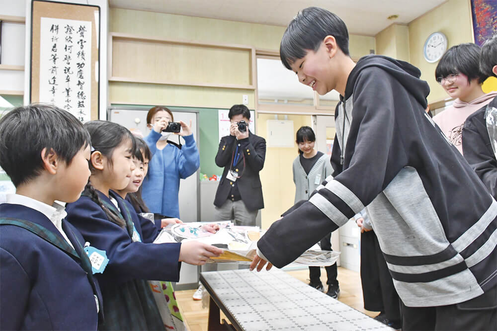 在園時の思い出が詰まった〝カプセル〟を先輩に届けた園児（能代市向能代小で）