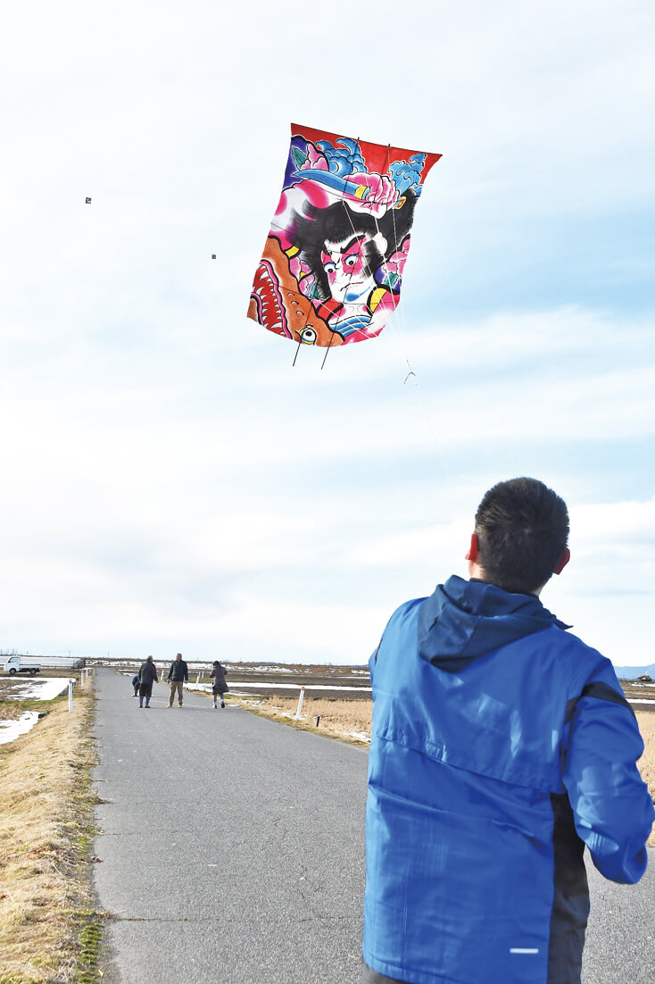 武者絵などが大空に舞った凧揚げ大会（三種町久米岡新田で）